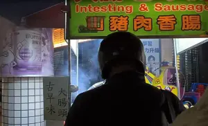 ▲企鵝妹在台南買大腸包小腸,價格卻讓台灣網友引發論戰。(圖/取自企鵝妹Twitch直播) ▲企鵝妹在台南買大腸包小腸,價格卻讓台灣網友引發論戰。(圖/取自企鵝妹Twitch直播)