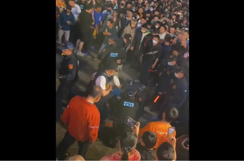 ▲24日晚間，台南正統鹿耳門聖母廟廣場，舉辦元宵夜「鞭春牛」活動，曾姓男子卻在爭搶春牛的過程中，與其他民眾發生衝突，揮拳攻擊在場民眾滋事，被警方壓制帶回。（圖／讀者提供）