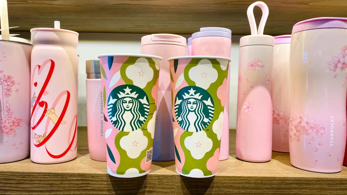 ▲星巴克社群截圖享好友分享日「買一送一」優惠連喝4天！春天首度推出「抹茶季」，還有蜜桃百香抹茶那堤、蜜桃百香奶霜星冰樂兩款全新飲料，並應景開賣櫻花季馬克杯。（圖／記者蕭涵云攝）