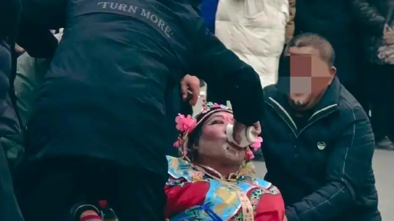 中國39歲網紅街頭表演猝死　疑遭遊客「瘋狂灌酒」喪命