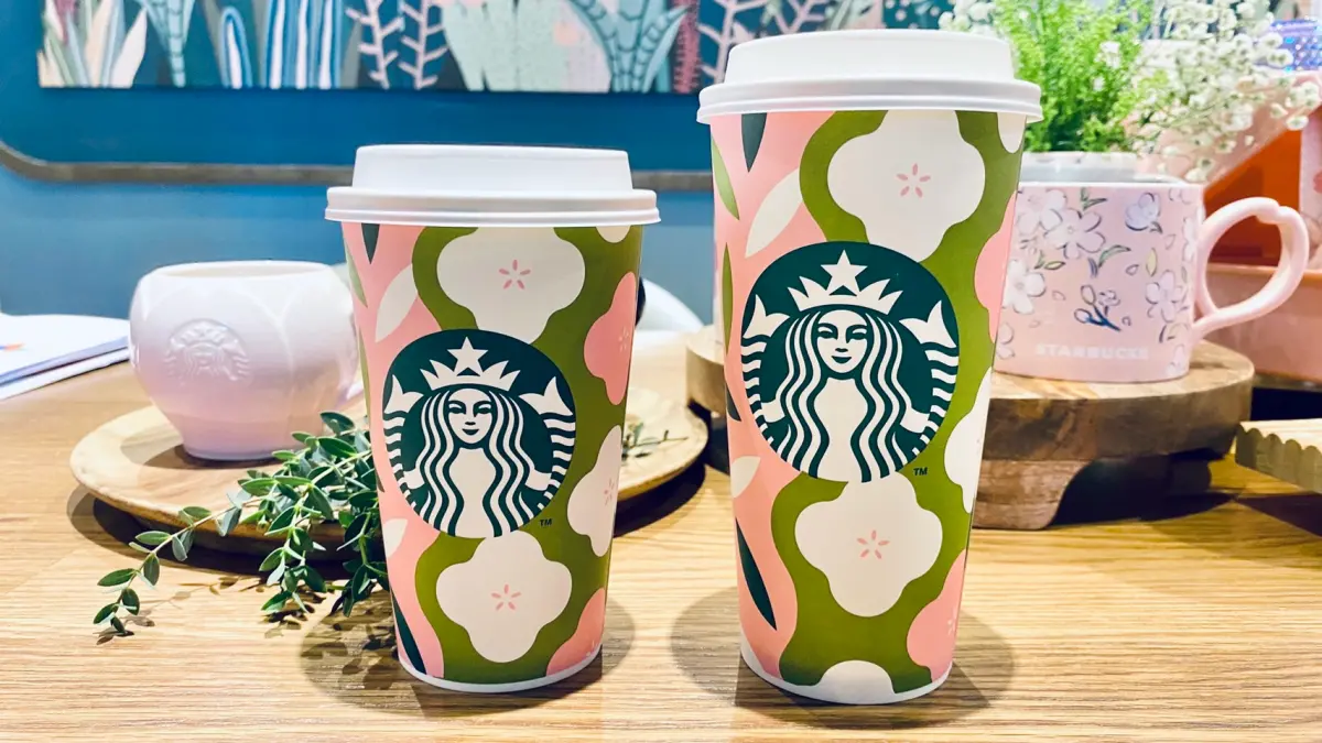 ▲珍珠奶茶買一送一了！CoCo都可限店「珍奶買1送1」，星巴克對中任一證件「2、6」也買一送一。下雨一次整理Uber Eats外送買一送一，爽喝可不可、珍煮丹、萬波等7大手搖飲。（圖／記者蕭涵云攝）