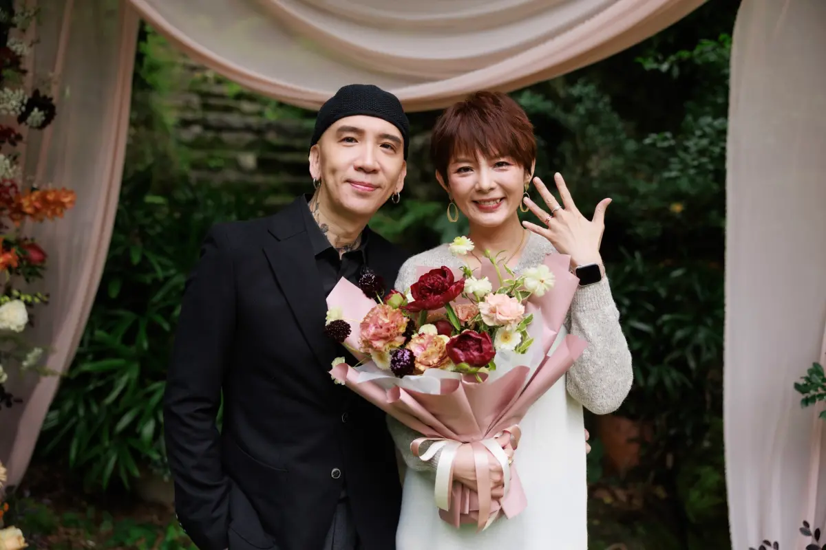 ▲作家H（左）曾在書中主張「生理期要滿足男人」，巴毛律師感嘆「恭喜珮甄離開這種大男人主義的傢伙」。（圖／叫我H就好臉書）