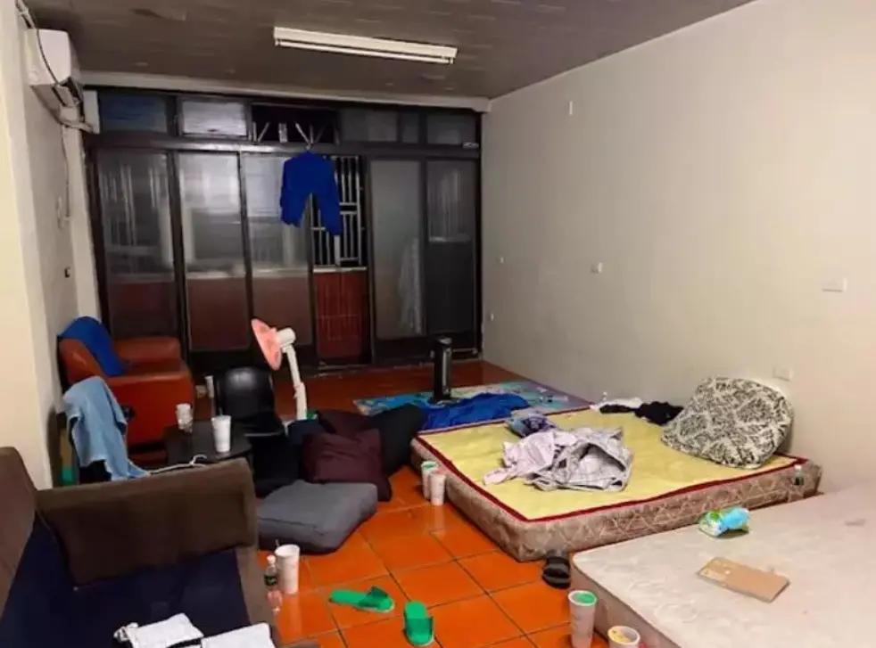 ▲以何姓男子為首的詐騙集團，誘騙應徵者提供人頭帳戶，將多人拘禁在新竹郊區某透天厝，受害者哭鬧要離開，反遭毒打凌虐，甚至有女性遭受侵犯。（圖／翻攝畫面）