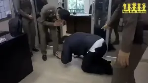泰國上校警官涉賄被下屬揭發　當場下跪磕頭乞求原諒

