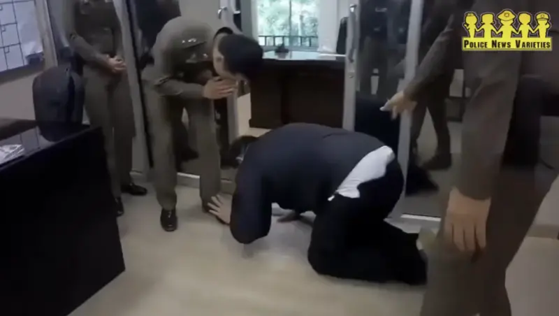 ▲泰國一名警上校遭下屬舉報收賄，向他們下跪磕頭乞求原諒。（圖／翻攝自Police News Varieties）