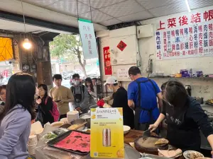 ▲鹽埕區老字號鴨肉珍是在地超過65年的鴨肉名店，吃客絡繹不絕，尖峰時段來店用餐至少都需要排隊1小時以上。(圖／高市府提供)