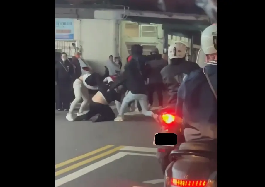 ▲24日晚間，苗栗縣公館鄉鶴岡村一處十字路口，發生街頭鬥毆事件，當時有2名男子於街頭遭多人圍毆，附近停等紅燈的民眾都看傻眼。（圖／翻攝爆料公社）