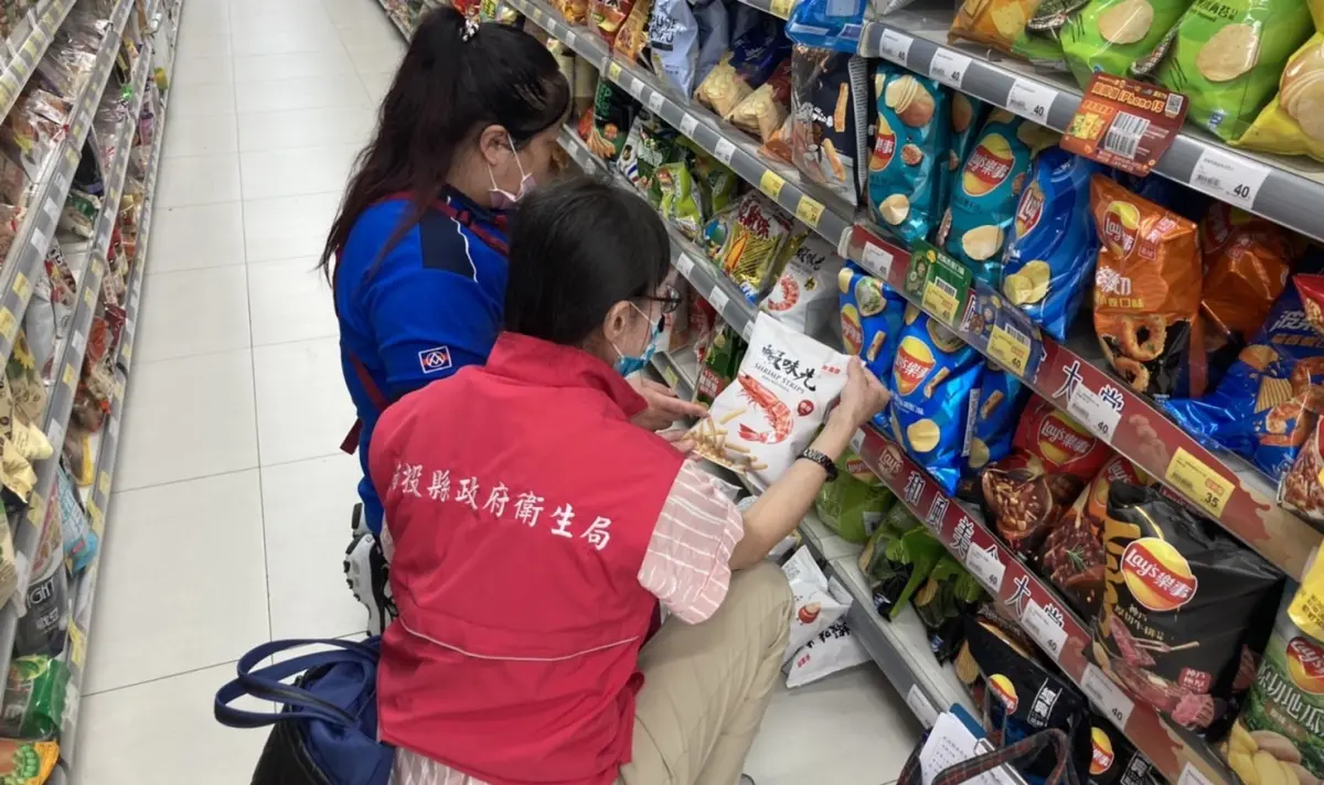 ▲南投縣衛生局人員到各賣場下架有問題的蝦味先。（圖／南投縣政府提供，2024.02.26）