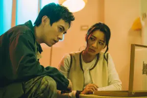 ▲潘君侖(左)與陳妤在《鬼天廈》中,攜手追查大樓內的靈異事件。(圖/華映) ▲潘君侖(左)與陳妤在《鬼天廈》中,攜手追查大樓內的靈異事件。(圖/華映)