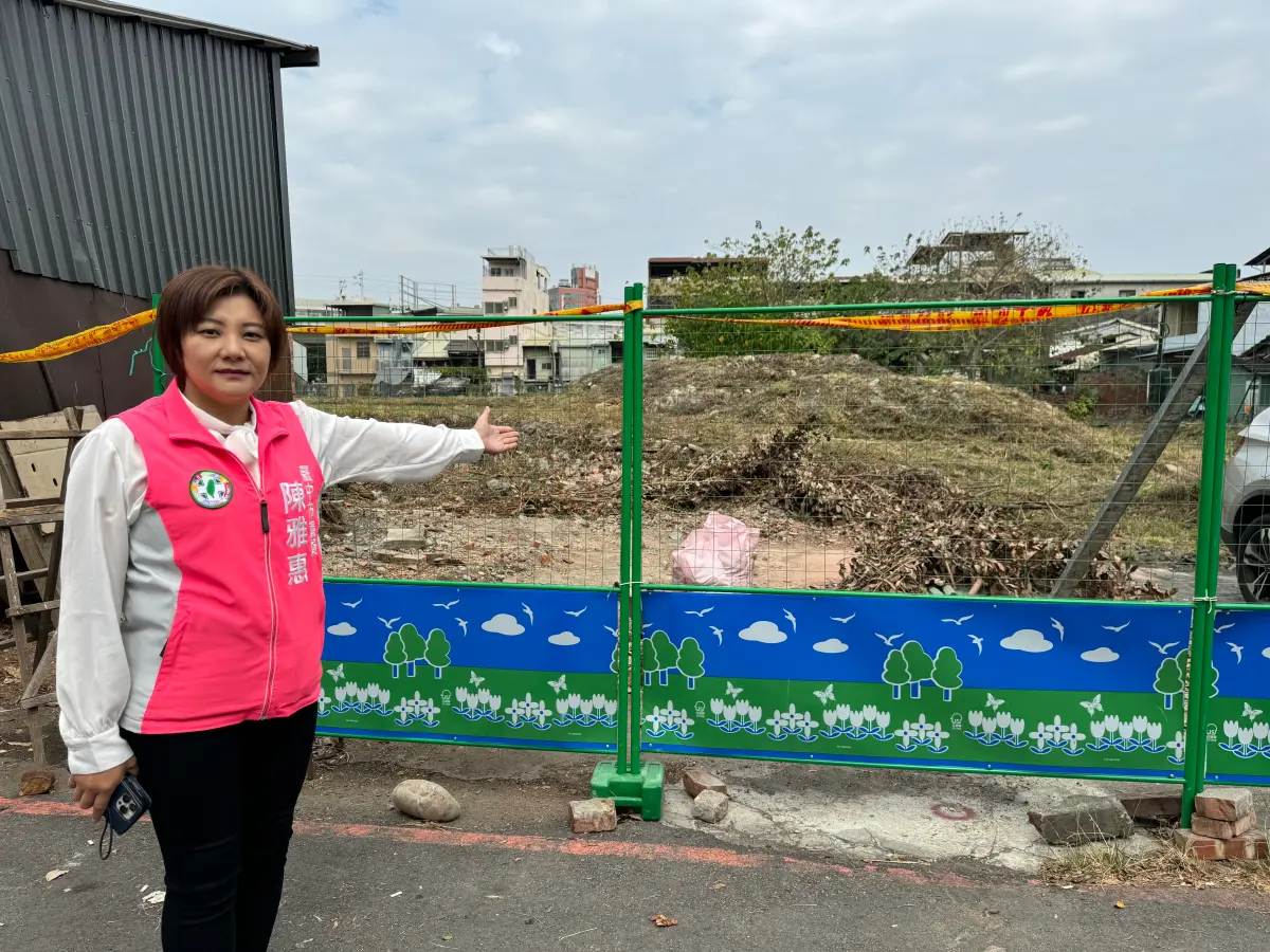 ▲「泉源糖廠停車場」議員陳雅惠指出，開工至今快一年，基地仍雜草叢生，沒有動工跡象(圖／陳雅惠提供2024.2.26)