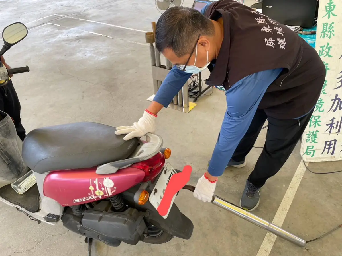▲縣長周春米呼籲民眾，定期檢驗機車排氣，以維護空氣品質，並邀請大家參與定檢簡訊登錄獎勵活動。（圖／屏東縣府提供）