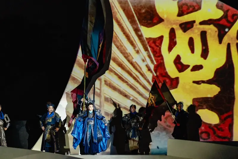 ▲《1624》 歌仔音樂劇2月23日進行總彩排，孫翠鳳飾演的鄭芝龍登場，觀眾報以熱烈掌聲。（圖／品牌提供）