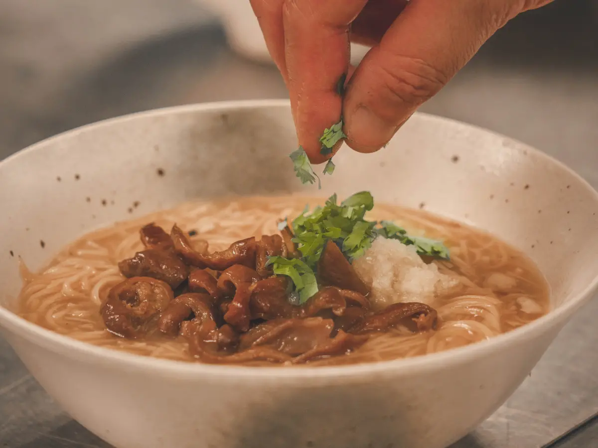 ▲來一碗好吃的大腸麵線！想安心吃自己煮，大腸麵線做法、熱量一文看懂。（圖／普橘島提供）