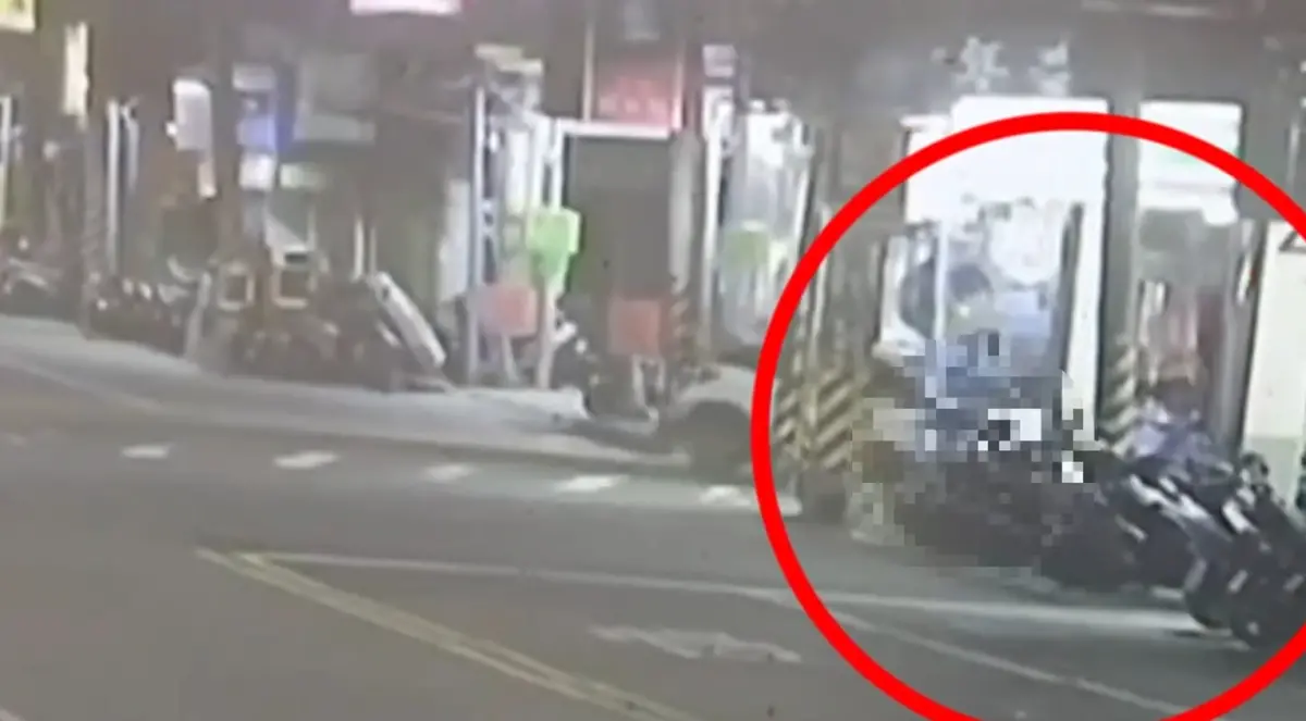 ▲陳姓男子開車撞倒對方機車。（圖／翻攝畫面）