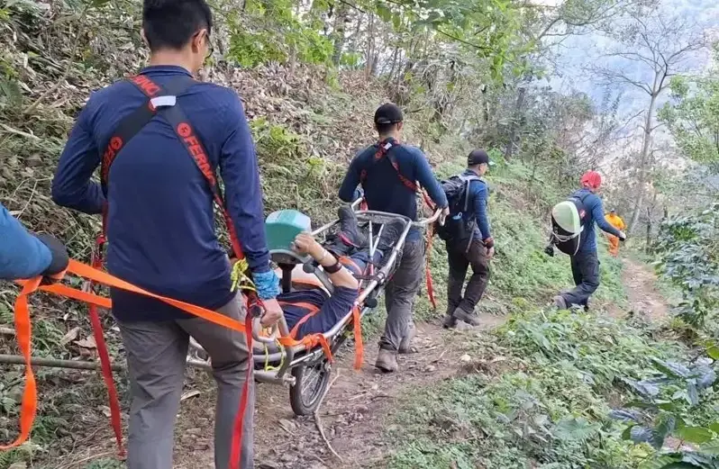 ▲挑戰谷關七雄唐麻丹山，男子突倒地獨輪車送下山不治（圖/記者鄧力軍翻攝）