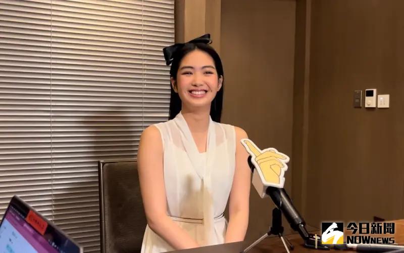 雷嘉汭24歲母胎單身 求桃花遭月老打槍「別想太多」 ▲雷嘉汭拜月老求桃花,籤詩卻解出「好好工作,別想太多」。(圖/記者羅凌筠攝)