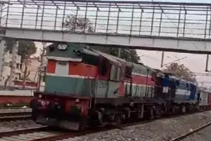 影／離譜！印度火車在「無人駕駛」下飛馳　行進逾5車站才停止
