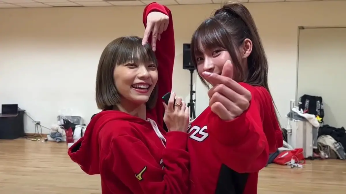 ▲林襄（右）加入味全龍後還在大合照中站C位，同時也許下今年心願，希望變得更加開心快樂。左為小龍女霖霖。（圖／翻攝味全龍官方YouTube）