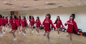 ▲林襄(右三)與小龍女學姐們一同進行春訓。(圖/翻攝味全龍官方YouTube頻道) ▲林襄(右三)與小龍女學姐們一同進行春訓。(圖/翻攝味全龍官方YouTube頻道)