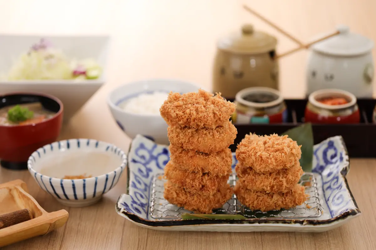 ▲肉肉控必衝！四年一次2月29日遇上日本肉之日，人人都能免費吃豬排，TGI FRIDAYS及Texas Roadhouse德州鮮切牛排都買一送一；金色三麥經典大拚盤才229元。（圖／慕里諾國際餐飲提供）