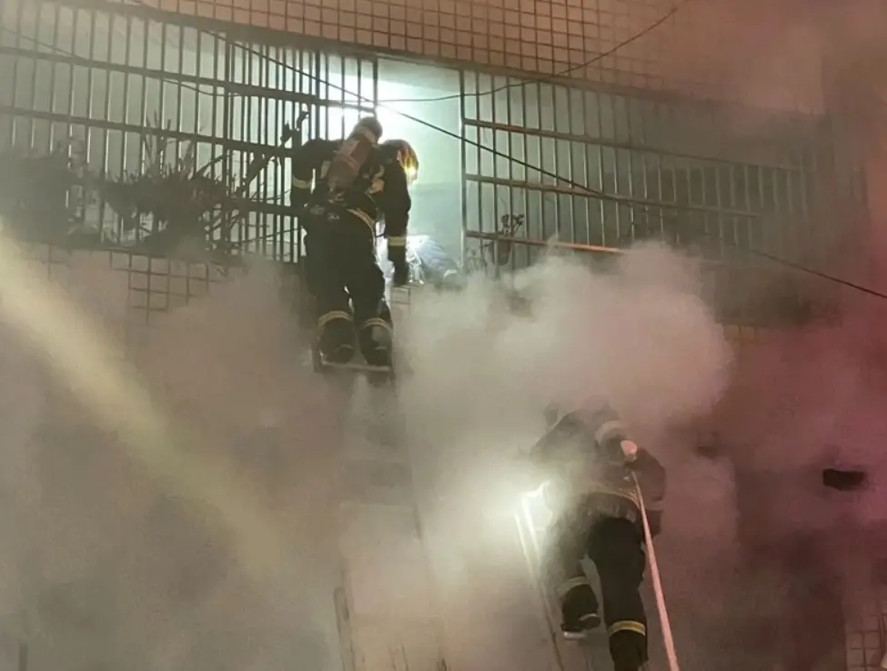 ▲27日凌晨，台中市豐原區豐原大道四段，一處4層樓民宅發生大火，造成7人受困屋內，其中有3人輕微嗆傷及燒燙傷送醫。（圖／翻攝畫面）