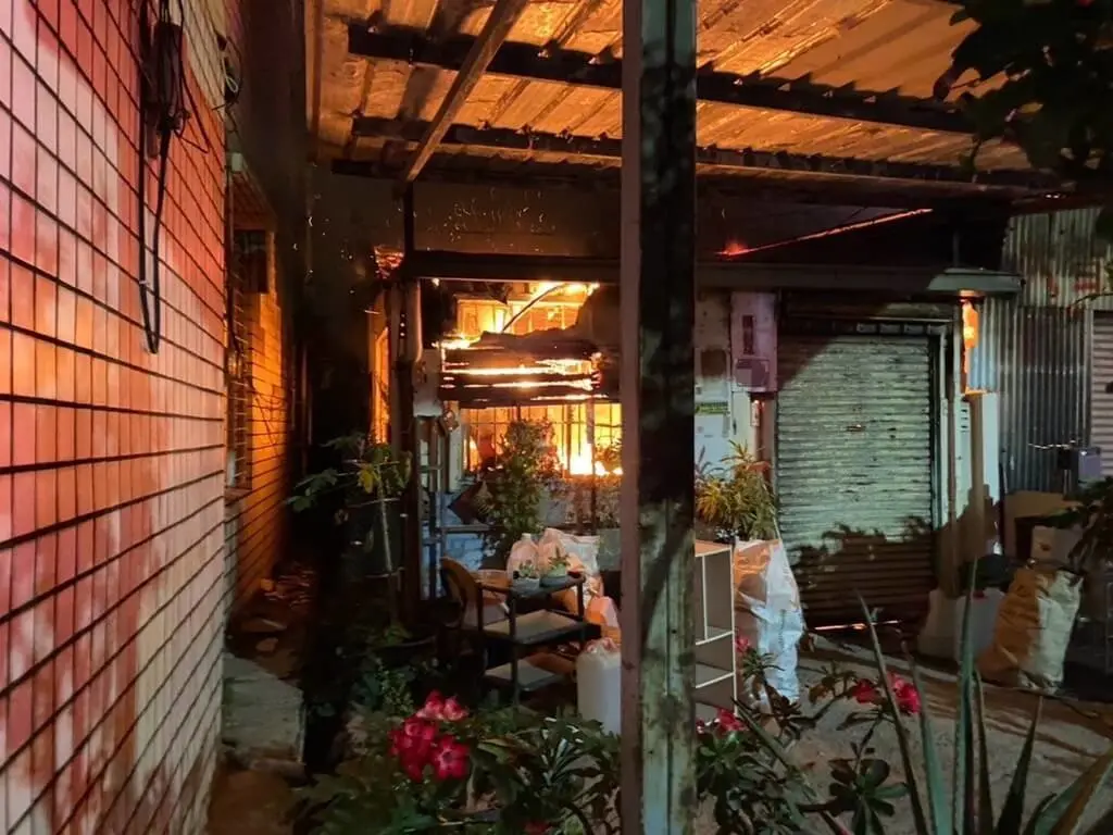 ▲台南市新化區一處民宅27日凌晨發生火警，火勢半小時撲滅，但屋內飼養10多隻流浪犬、貓命喪火窟。（圖／台南市消防局提供）