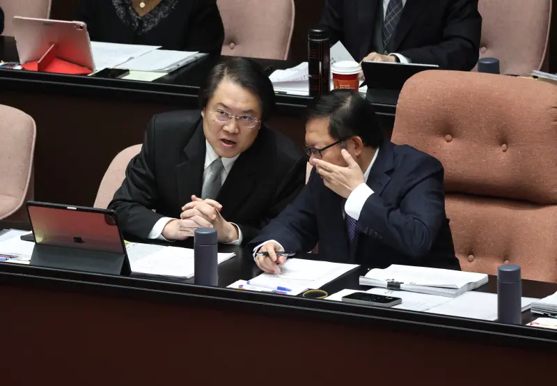 ▲內政部長林右昌（左）爆謝國樑主持兩次夜闖NET的應變會議。