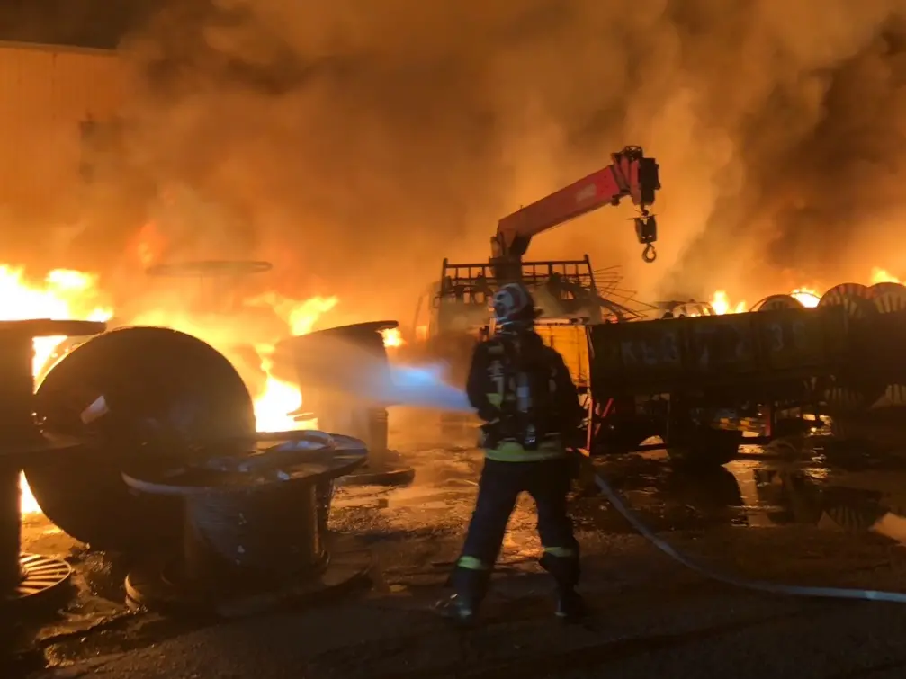 ▲27日凌晨，台中烏日區溪南路二段、一處鐵皮工廠發生火警，現場火勢猛烈，約延燒2個多小時，於清晨6時許撲滅，所幸無人員傷亡。（圖／翻攝畫面）