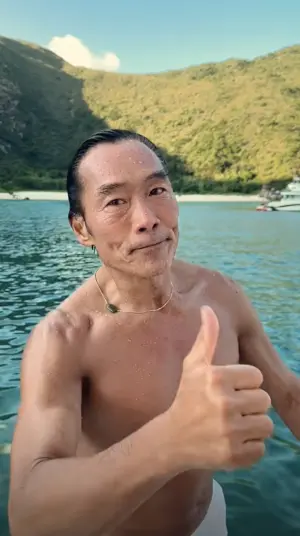 ▲59歲的鄭浩南雖然臉上有歲月痕跡，但身型依然維持得很好。（圖／鄭浩南抖音）