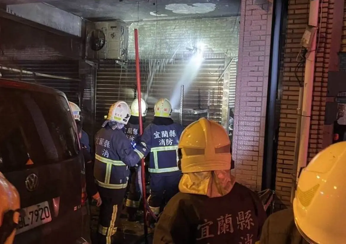 ▲26日凌晨，宜蘭縣羅東鎮某透天厝民宅，疑遭人朝屋內施放煙火，造成1樓騎樓起火，警方調閱監視器畫面，發現3名少年涉案，不排除幕後有人指使，全案持續偵辦中。（圖／翻攝畫面）