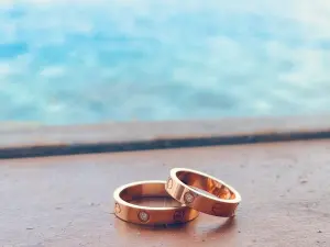 ▲員警協助泰籍新婚夫妻尋回價值約九萬元的結婚戒指(圖/記者鄧力軍翻攝)