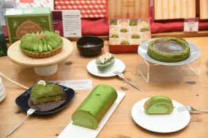 ▲亞尼克董事長吳宗恩提到,今年生乳捲策略將秉持優質、高品質的原物料,像這一次最新的產品有跟京都宇治的百年老茶鋪「堀井七茗園」合作。(圖/記者陳明安攝) ▲亞尼克董事長吳宗恩提到,今年生乳捲策略將秉持優質、高品質的原物料,像這一次最新的產品有跟京都宇治的百年老茶鋪「堀井七茗園」合作。(圖/記者陳明安攝)