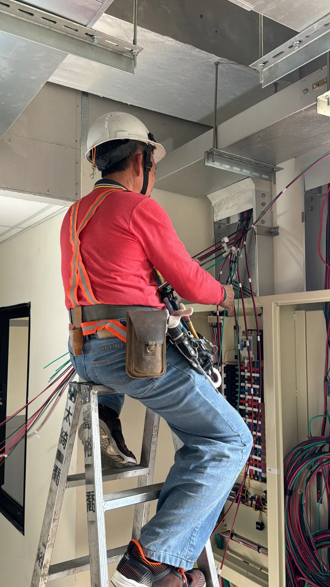 ▲工班的工作屬於高危險性質，如果沒有足夠的勞保支持，會讓從業人員很沒安全感。(圖／匠人部落提供)