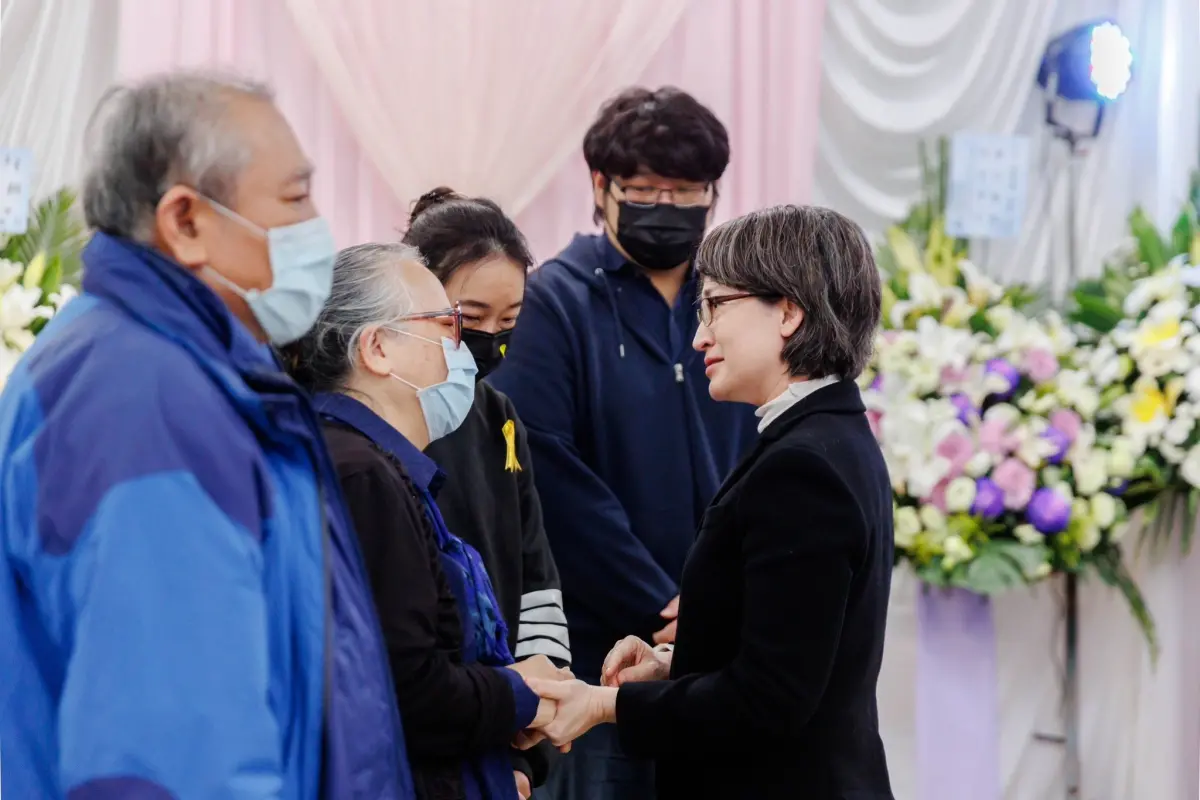 ▲蕭美琴今日出席陳俊翰告別式，致詞時哽咽表示，在他身邊是如此渺小。（圖／翻攝自蕭美琴臉書）