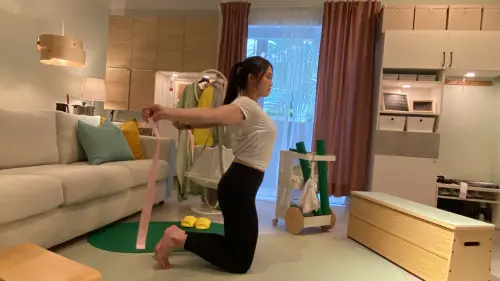 ▲健身教練Zoey示範用IKEA運動系列DAJLIEN做運動。（圖／記者徐銘穗攝）