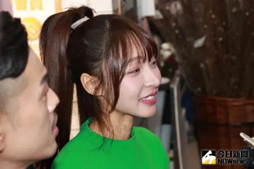林襄轉戰小龍女首露面!脖子竟冒「恐怖條碼傷疤」長嘆:年紀到了