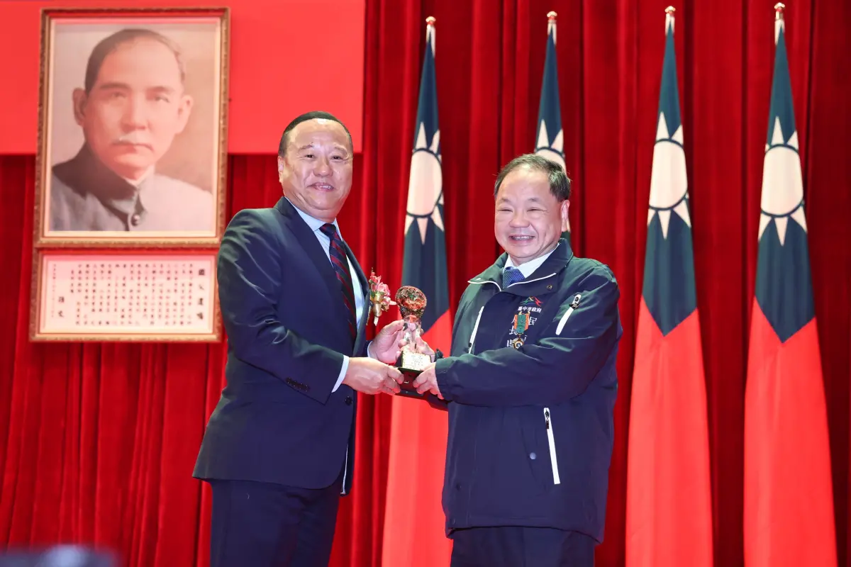 ▲中市府民政局長吳世瑋(右)也獲國防部「一星寶星」獎章殊榮(圖／民政局提供2024.2.27)
