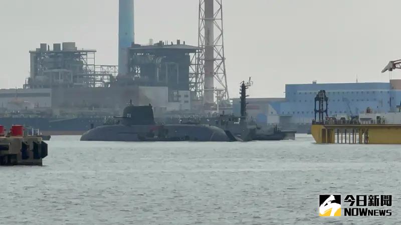 ▲國造潛艦海鯤號進入泊港測試(HAT)最後階段,下午執行第三階段「拖帶進塢」,有大半船身浮在水面測試,在場軍事迷:浮起來了、沒漏氣。(圖/記者莊全成攝,2024.02.27)