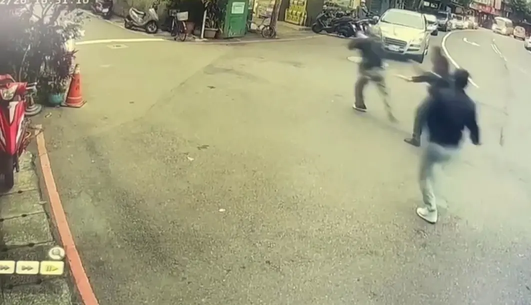 26日下午4時許，新北市永和區發生鬥毆事件，2名男子因汽車違停與麵店老闆發生口角，竟棍棒毆傷人，被警方依法送辦。（圖／翻攝畫面）