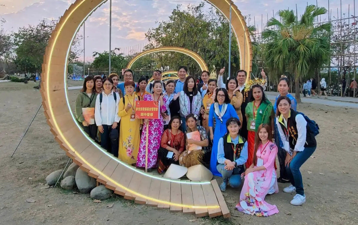 ▲ 移民署組長黃齡玉（左3）、台南市政府民政局副局長吳明熙（右4）及新住民發展基金委員們參觀新住民燈區，於「太陽與月亮」作品合影。（圖／移民署提供）