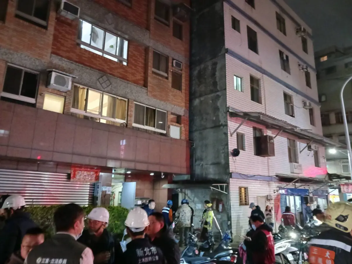 ▲三重大樓傾斜，，台北市長蔣萬安立即指示啟動通報關懷機制，通報疑似有4位在台北市就學學生受災安置旅館。（圖／翻攝畫面）