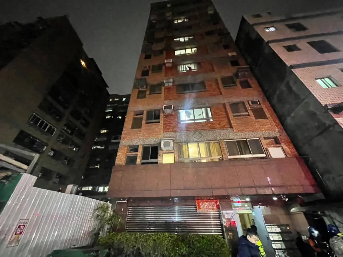 ▲新北市三重區福隆路一新建工程昨（27）午因開挖地下室不慎，造成隔壁鄰宅傾斜，宛如「基泰大直」翻版。（圖／翻攝畫面）