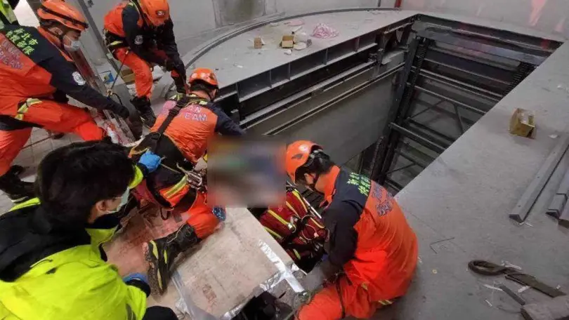 ▲33歲胡姓消防工人使用汽車用升降梯要施作消防工程時，由於不明原因整個平台由1樓墜落至地下3樓，胡男當場頭骨凹陷、腦漿爆出，送醫急救後不治。（圖／翻攝畫面）