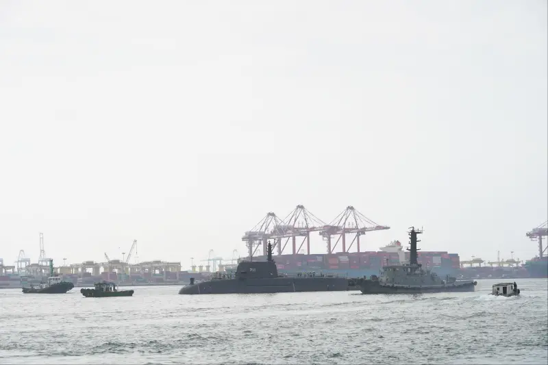 ▲潛艦國造原型艦海鯤軍艦浮船作業。(圖/台船提供)