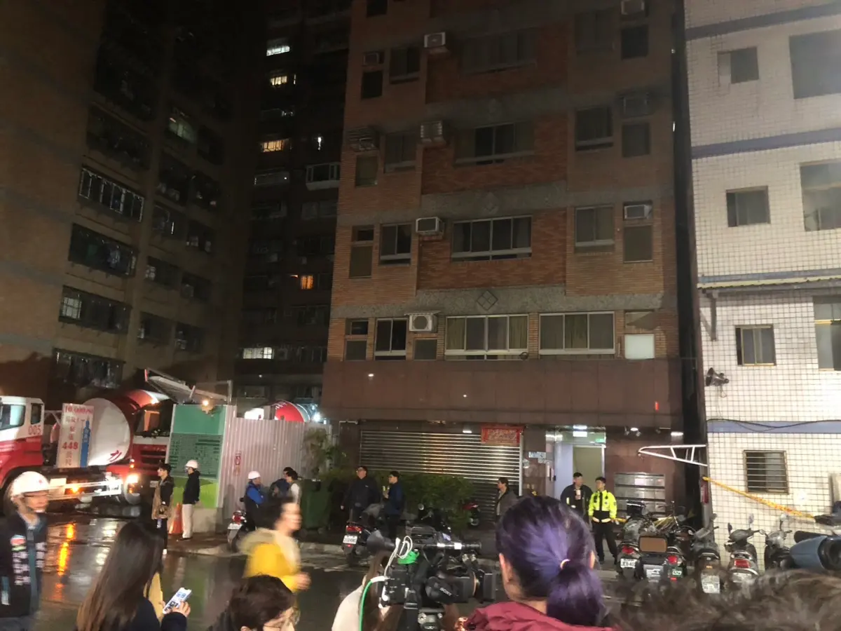 ▲新北市三重區福隆路工地鄰損案，遭安置住戶今天返家查看取物，有住戶向媒體表示，曾3次向市府反映意見，但最後仍出事了；市府表示，住戶僅2次反映，但當時仍未開挖。（圖／記者蔡姍伶攝，2024.02.27）