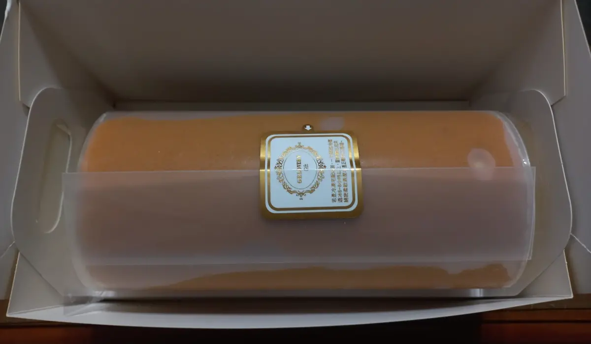 ▲Gelovery生乳捲打出VVIP32條4980元的價格，平均一條156元不到，力抗生乳捲知名品牌「亞尼克」。（圖/Gelovery法式甜點店Google評價）