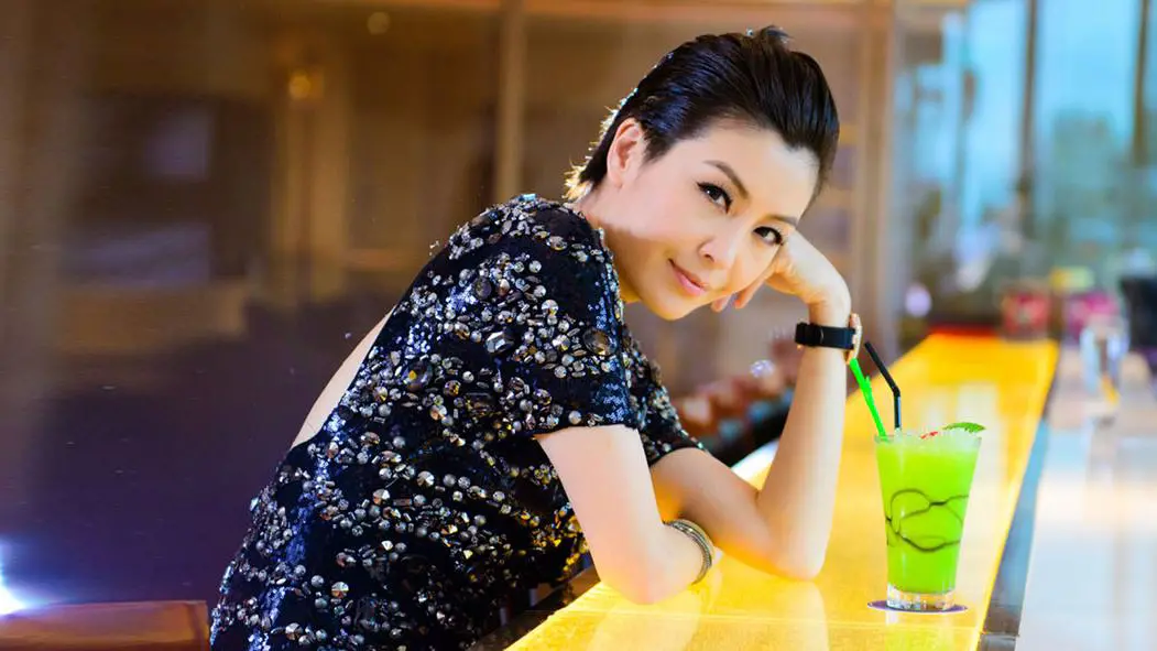 ▲55歲香港女星伍詠薇曾於21歲時與富商翁江培結婚，未料婚姻僅維持短短13天老公就意外暴斃，當時伍詠薇遭各界指控侵吞鉅額遺產，還曾一度想不開。（圖／翻攝自伍詠薇臉書）