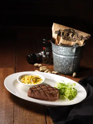 229元爽吃金色三麥大拼盤!TGI FRIDAYS、德州牛排「買一送一」 ▲Texas Roadhouse火烤德州牛排8oz.原價900元,2月29日「買一送一」。(圖/開展餐飲集團提供)