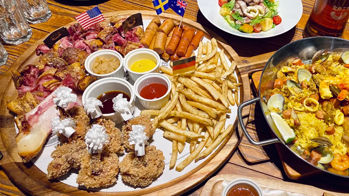 ▲今天是四年一次的2月29日，各餐飲推出優惠，壽星免費吃豬排、遊樂園，也有多家餐飲推出買一送一優惠，金色三麥經典大拼盤今限定229元。（圖／記者蕭涵云攝）