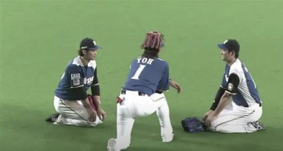 ▲大谷翔平跪姿聽陽岱鋼講解外野部陣。(圖／截自太平洋聯盟TV官方Youtube)